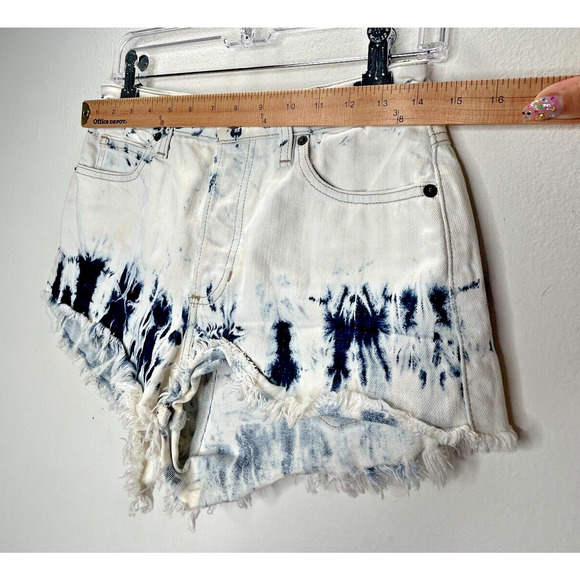Guess White Bleach Wash Blue Tie-Dye Button Fly Raw Hem Jean Short Shorts 27 - Picture 7 of 10